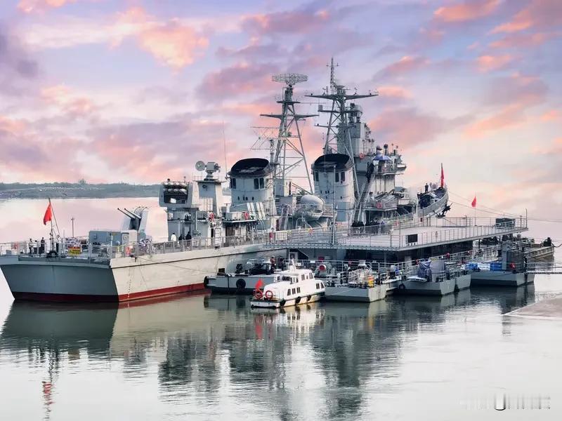 军舰上到底是男性多还是女性多

答案显然是男性多。在传统认知里，军舰上的工作强度