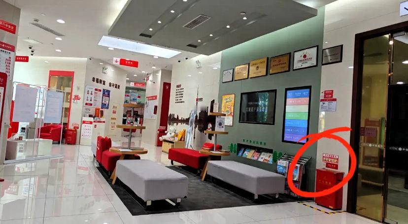 刚刷到这事儿我都看呆了！
上海一位普通基层员工，
月薪才一万出头，居然在一周内连