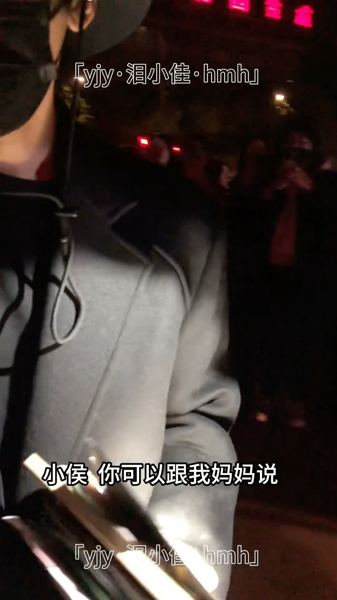 这个太可爱了想单拎出来再发一遍[委屈]这个粉丝妹妹让小猫对着手机屏幕告诉妈妈现在