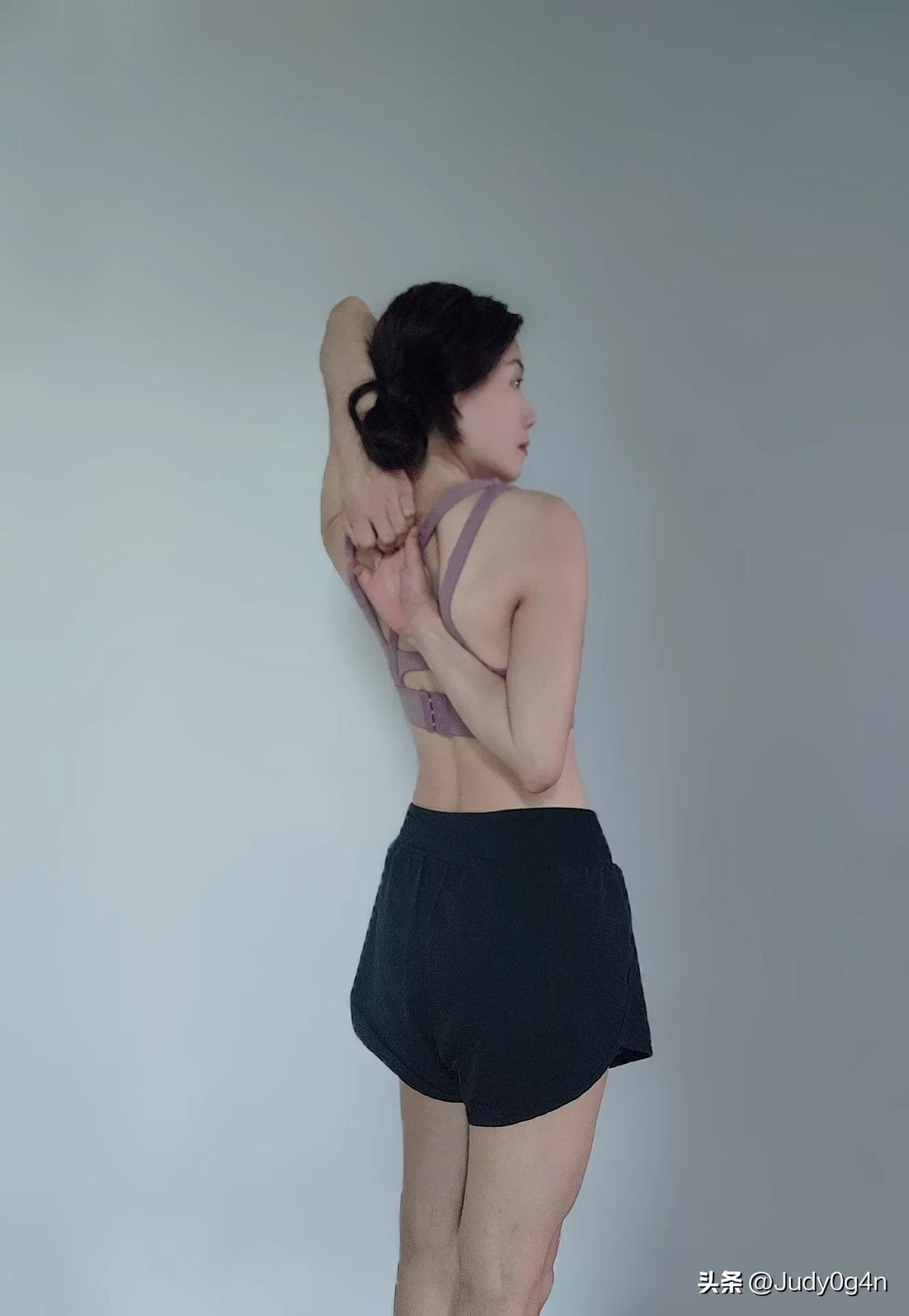 衣服可以旧，但每天挺直腰板的十分钟，胜过万元美容针 。