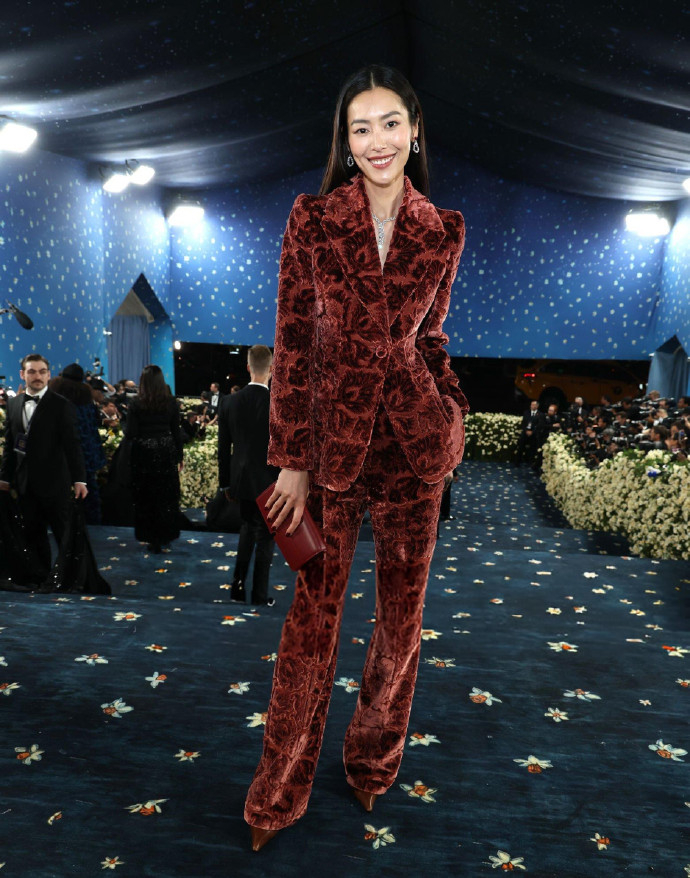 刘雯G社镜头 5月6日，刘雯身着定制红丝绒西装亮相MetGala 红毯，搭配披肩