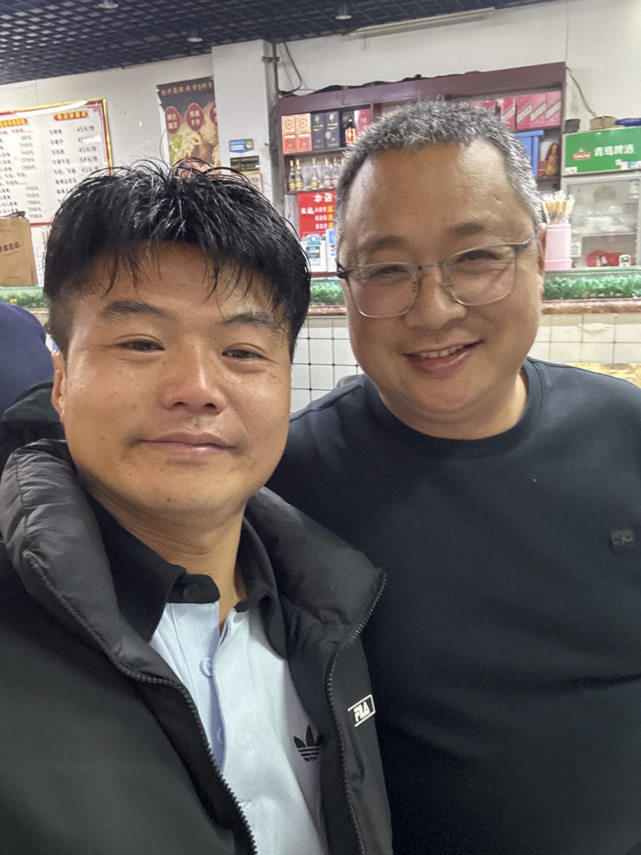 晨光熹微，我沿湖漫步，清风拂过，湖面波光粼粼，开启了充实的一天。早饭后到单位处理