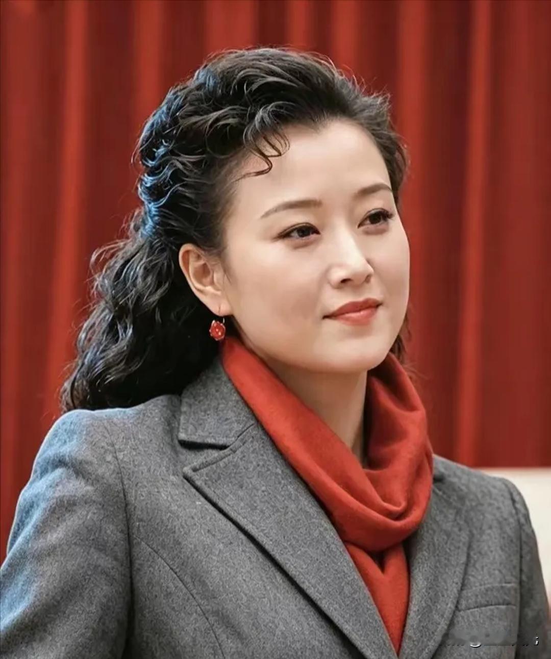 舞台上家喻户晓的歌唱家宋祖英，歌声惊艳几代国人，可很少有人知道，她的家庭，曾默默
