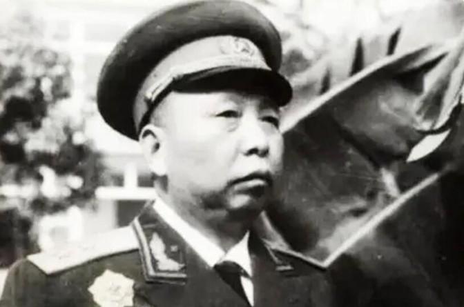 1963年，一开国中将路过南京军区，却没有提前通知许世友。许世友得知后，气得直拍