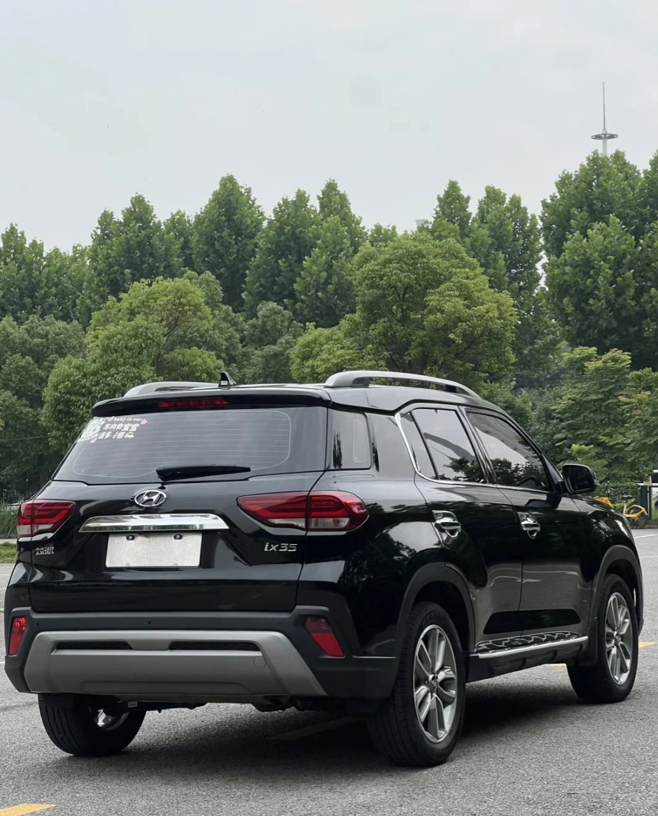 我与汽车的日常 分享一下我的通勤搭子🚗黑白双色都很耐看，硬朗的 SUV 造型不