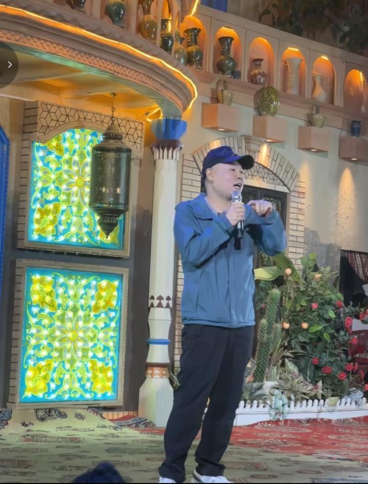 哈哈，好旺的人气！岳云鹏10月23日新疆喀什录综艺，正好碰到尼格买提和杨帆也在录