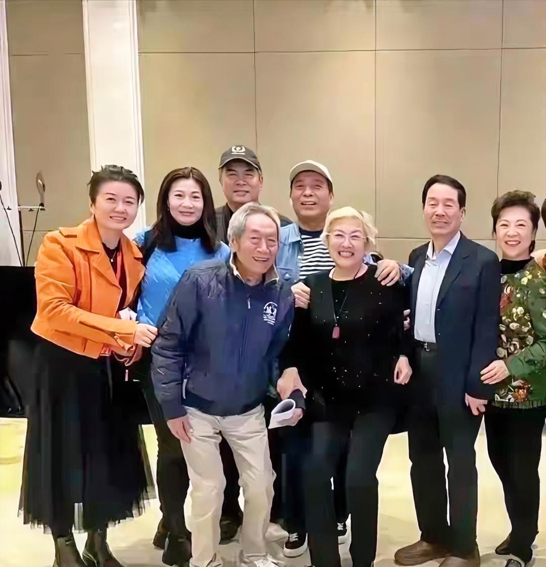 这8位演员，你能叫上名字吗？能认出三个的，那很牛掰了！尤其是中间的这位老爷爷，娶