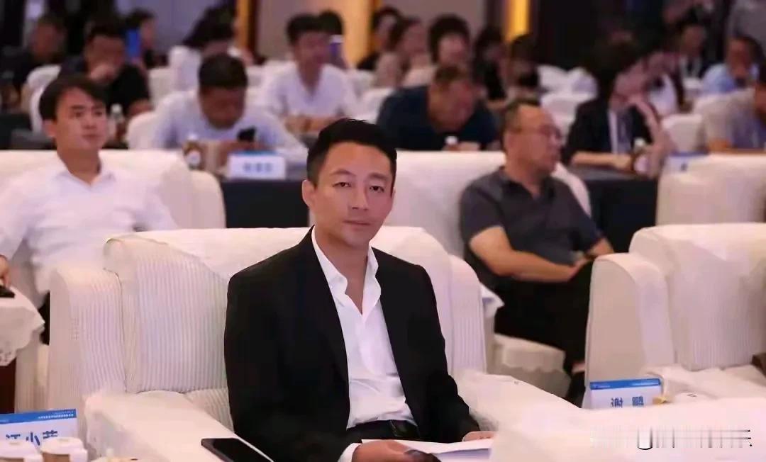 汪小菲微博下的评论区热闹非凡，各类评论如潮水般涌来，褒贬不一。不知道他现在什么感