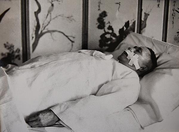 金九告别仪式上，一张罕见的留影，这张照片拍摄于1949年6月26日，地点是韩国首