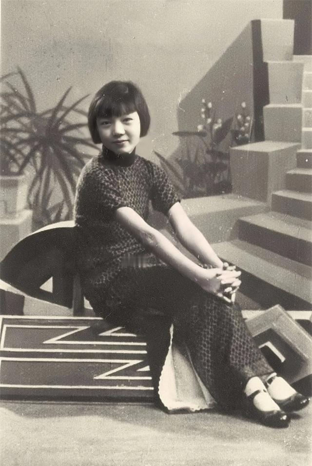 1929年，18岁的丫鬟来凤在厨房偷偷生下孩子，被老妈子发现状告给当家主母，主母