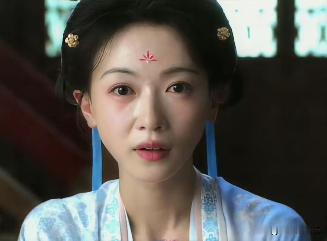 她的长相颇为奇特，脸很瘦小，却给人一种头大的感觉。

她生育后出演热播剧《御庭谣