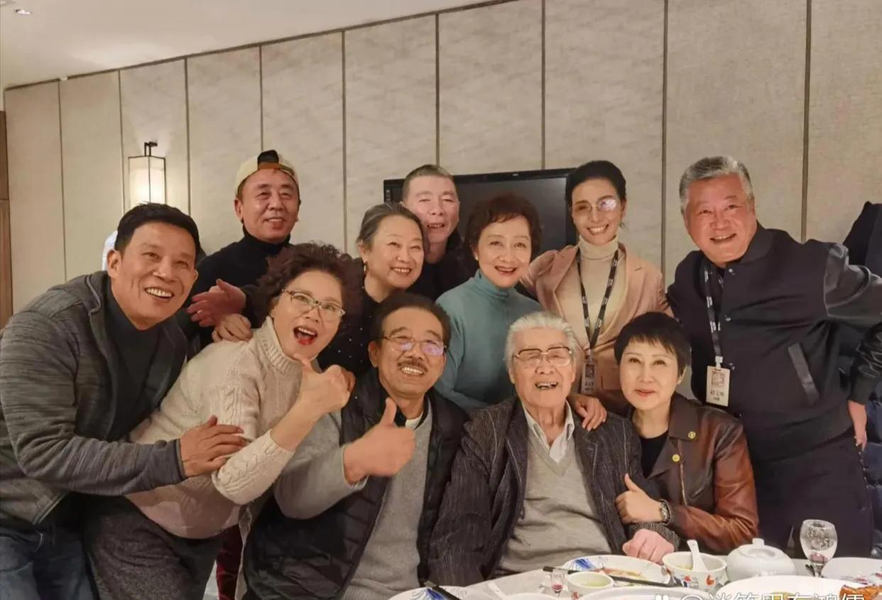 《渴望》三姐妹黄梅莹，张凯丽和吴玉华再聚首，虽都已是年过花甲的老太太，但却美得无