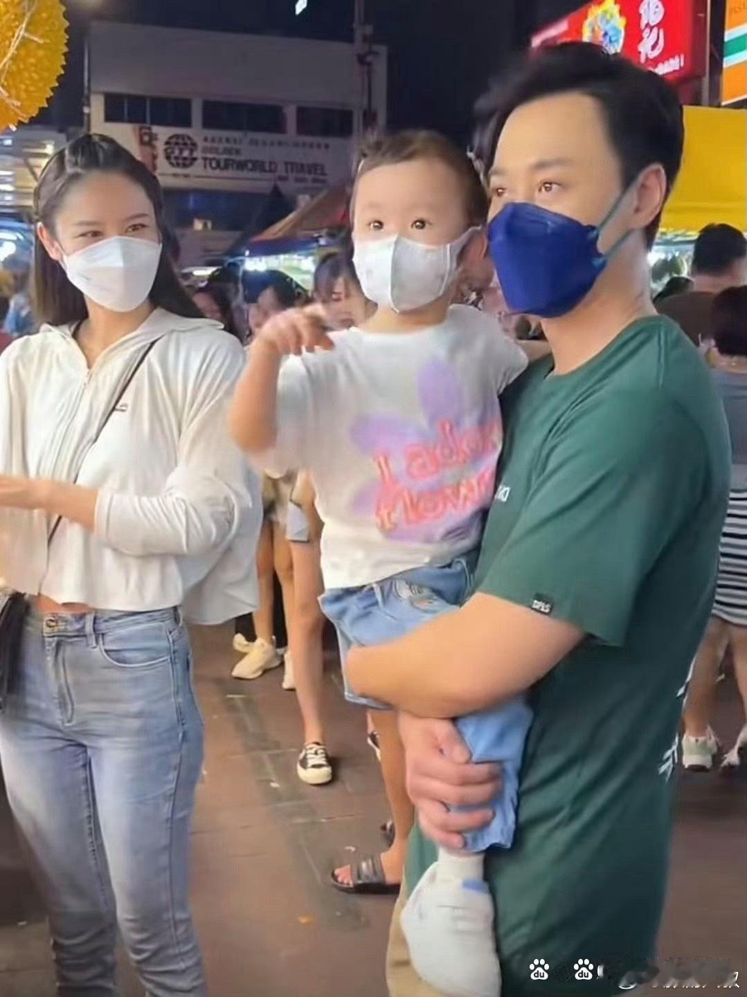 林峯一家三口逛夜市十分有爱，张馨月喜欢吃薯塔，女儿喝椰子汁，吃榴莲，满满都是接地