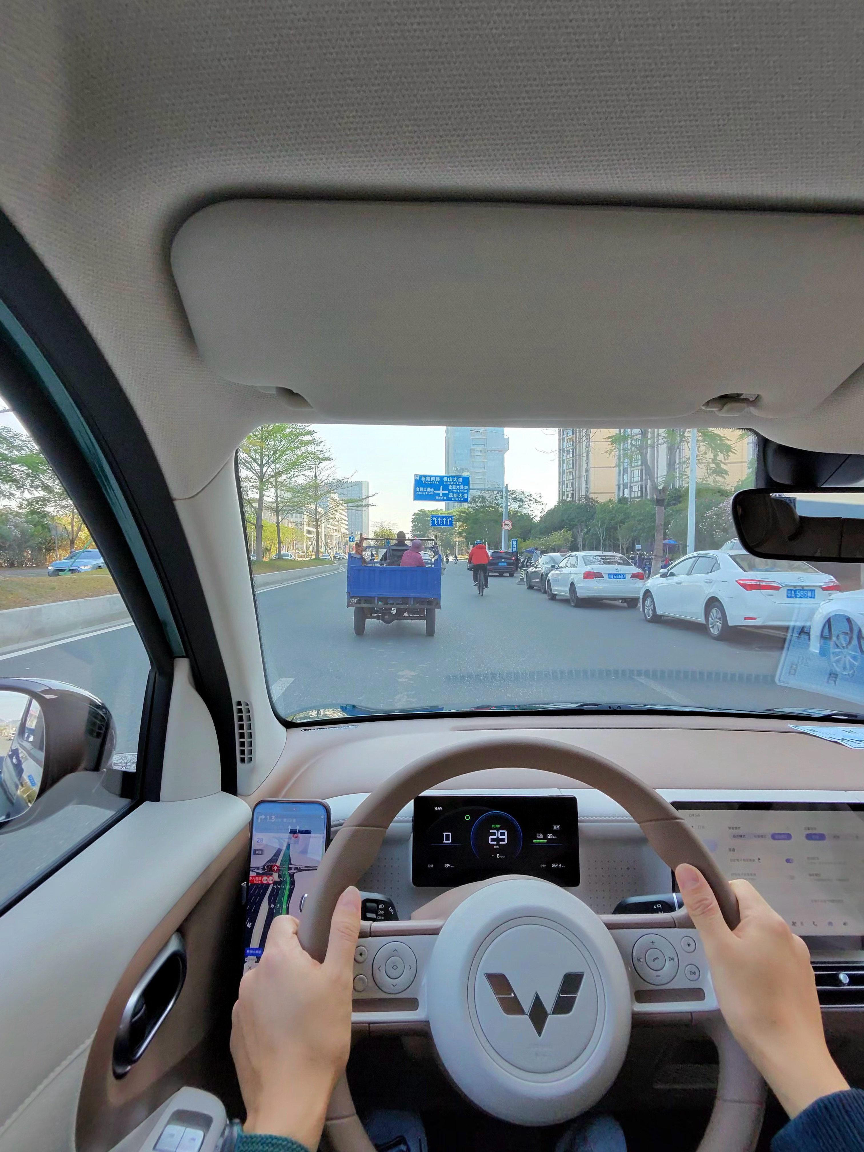 原来开一台五菱宏光 mini EV是这感觉，真是第一次开