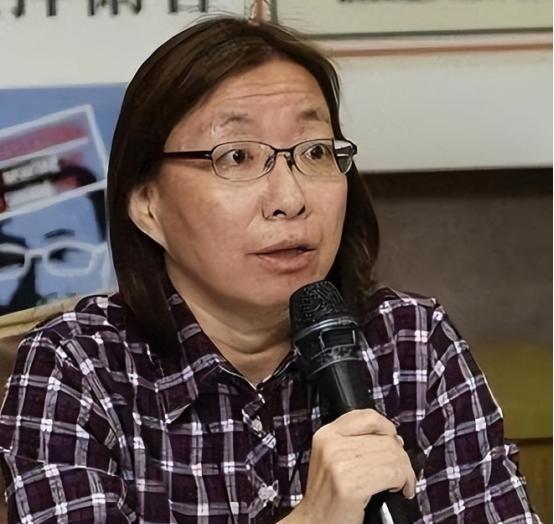 “台湾永远不可能回归中国只要我在，就会抗战到底”！她刚说完没两天，就意外被吊臂砸