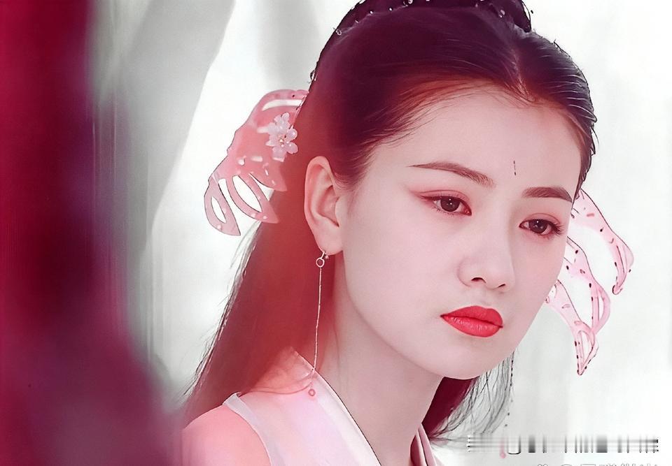 八个版本的周芷若合集，你们喜欢哪版?图1高圆圆版本是最美的！最后一张图是最丑的！