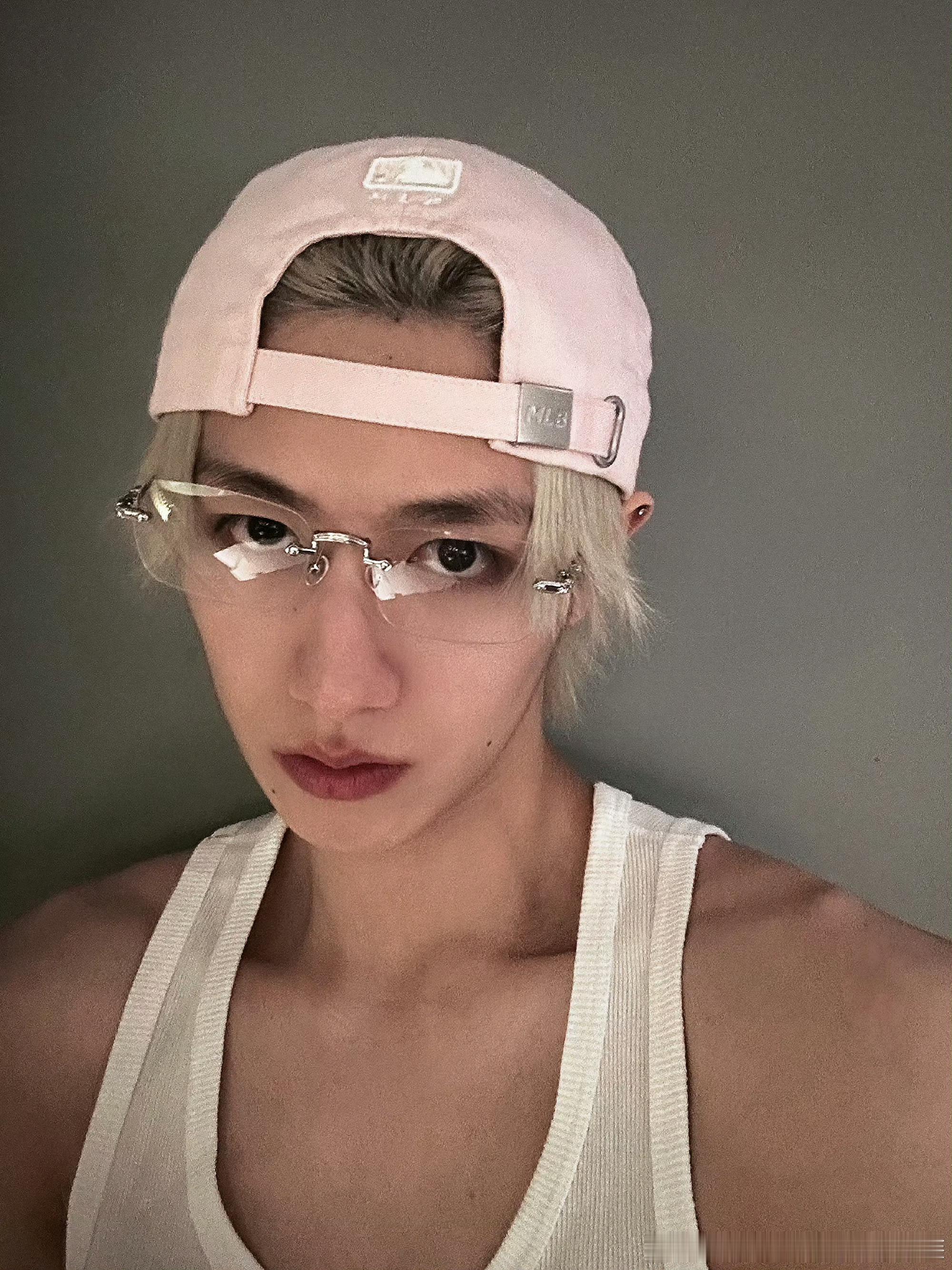 朱志鑫本来我想了很多nan听的词 但是对着这张照片我都说不出来了 我只想问按脚你