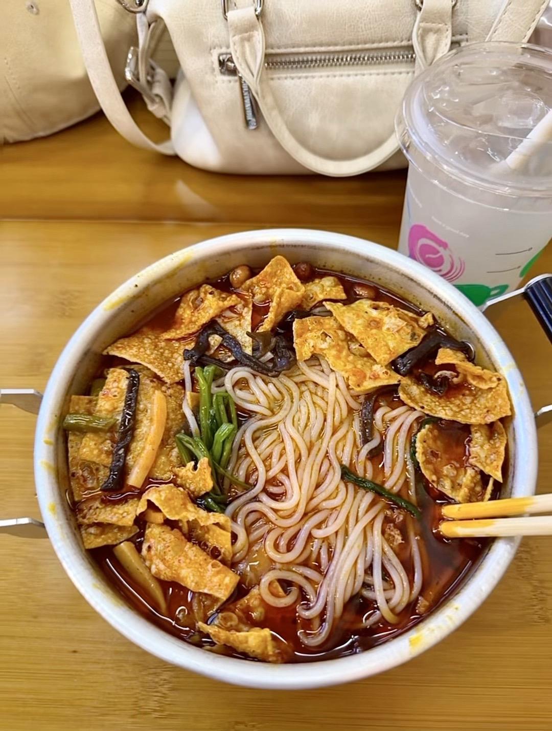 5包才这个价!学生党也能螺蛳粉自由了!这一口真给我馋哭了!量大料足真的...