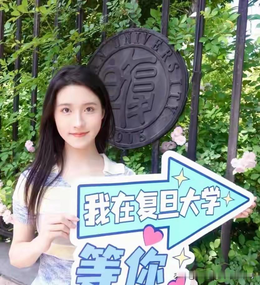 大学谈恋爱是很正常的事情，家长应该要理解和支持。进入大学以后没有老师的督促，没有