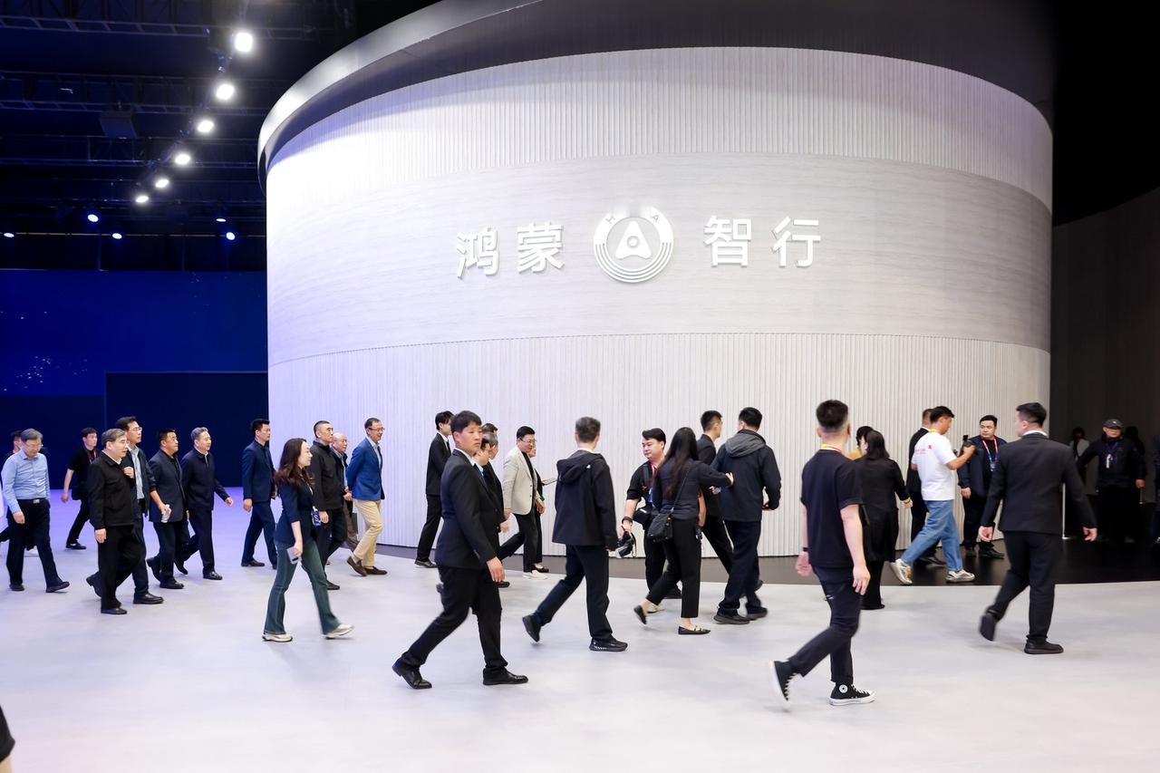 鸿蒙智行不只是卖车，更是卖一份全栈守护的安全感
2026北京车展上，鸿蒙智行携问