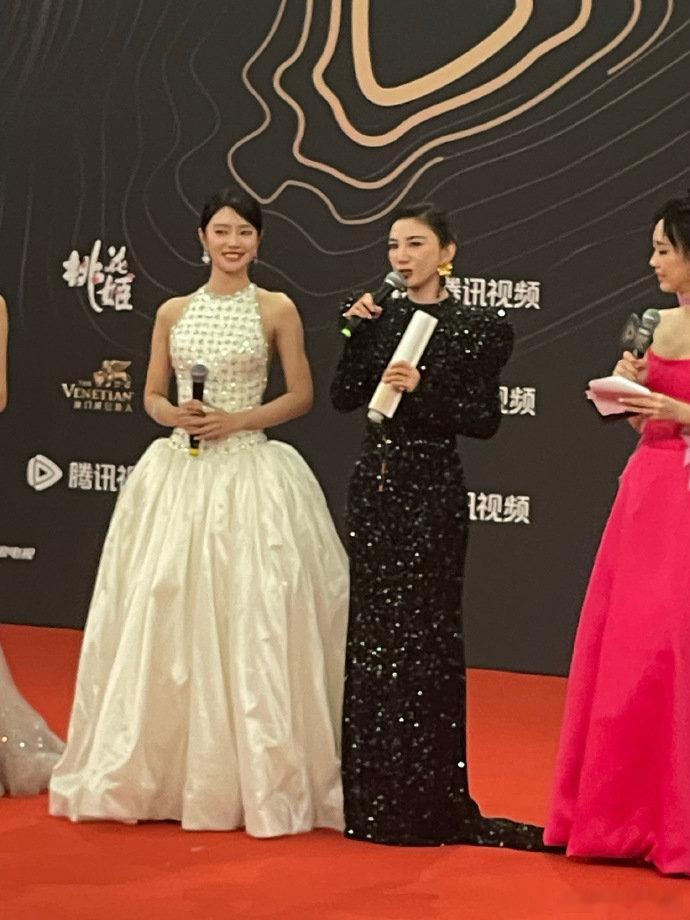 黄奕带女儿走红毯 小美女徐若晗，红毯上的一举一动都这么有范儿！ 
