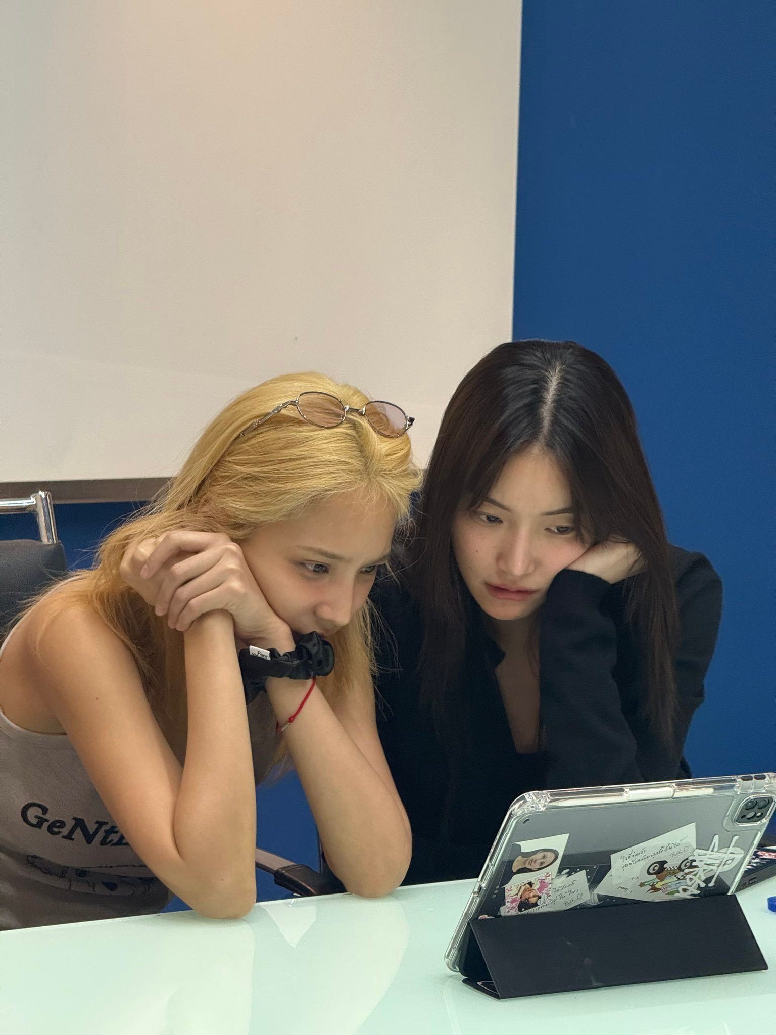 JanJingjing 🦊🐯janjingjing“有人偷偷在追剧呢”Cii