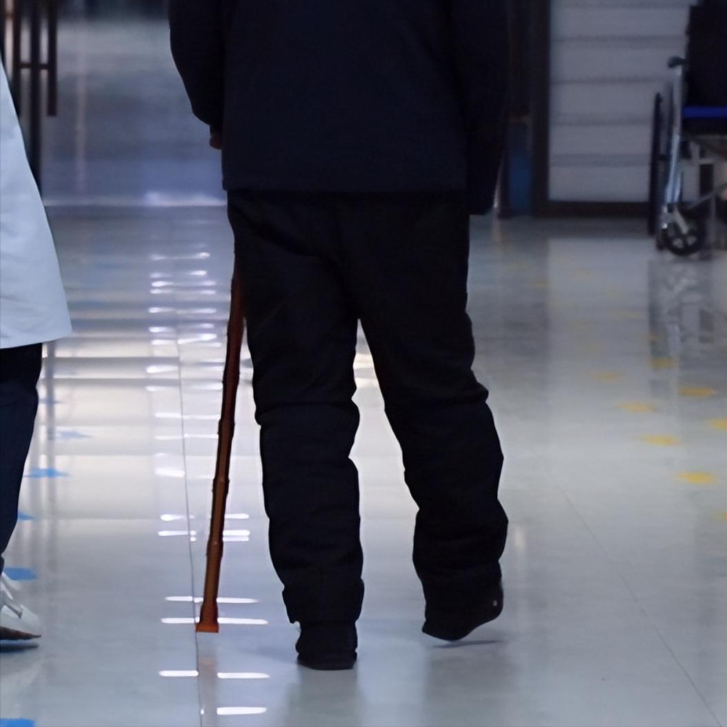 偏瘫你就走吧，越早开始问题越大！
很多偏瘫朋友心急想练走路，却不知过早行走隐患重