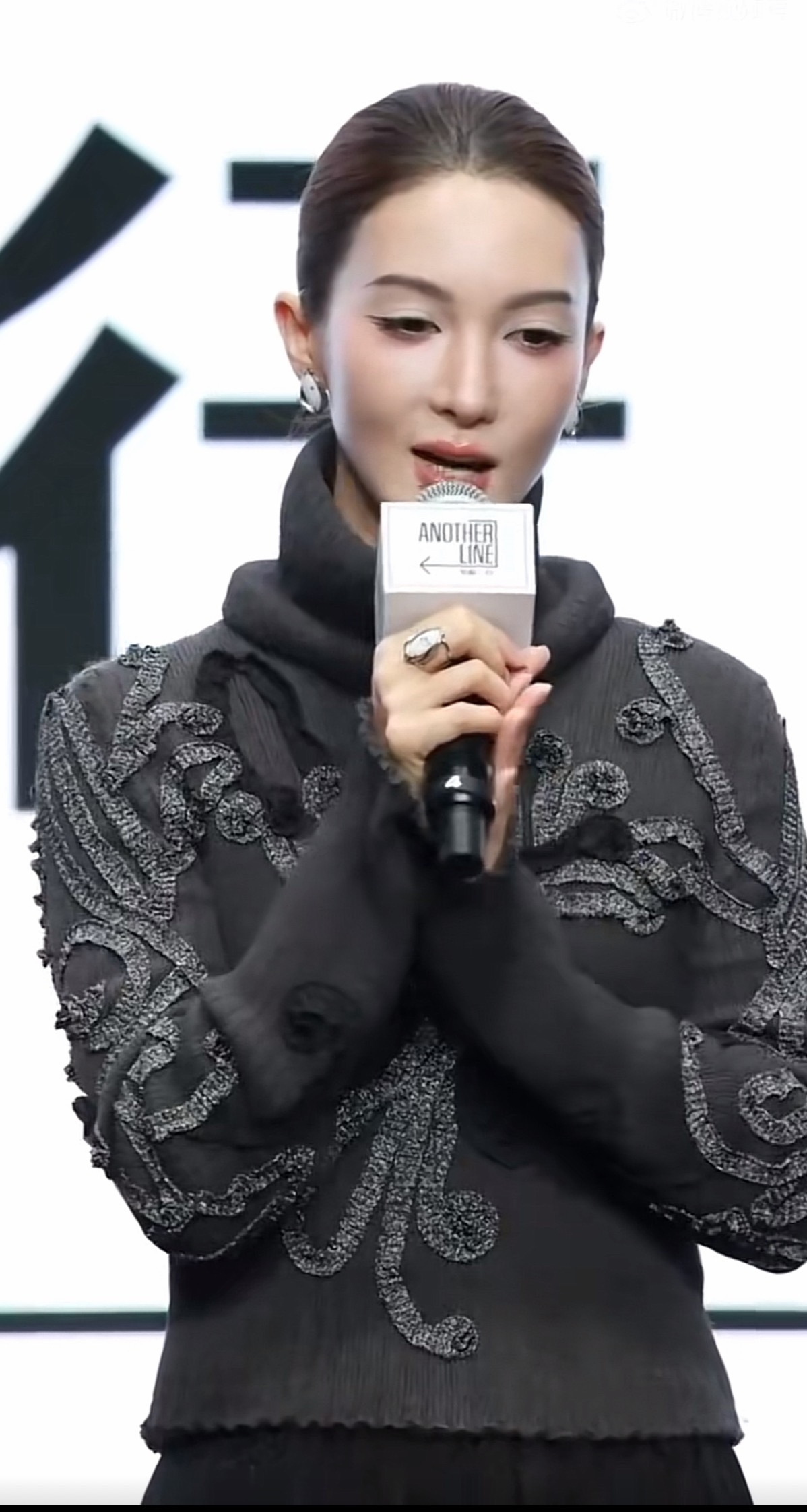 不说是金晨真的没认出来，金晨怎么突然变这样了，又像陈都灵又像王玉雯的。 