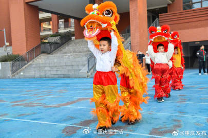 #重庆小学生舞龙舞狮喜迎新年#12月25日，在重庆两江新区童心青禾小学校，二年级