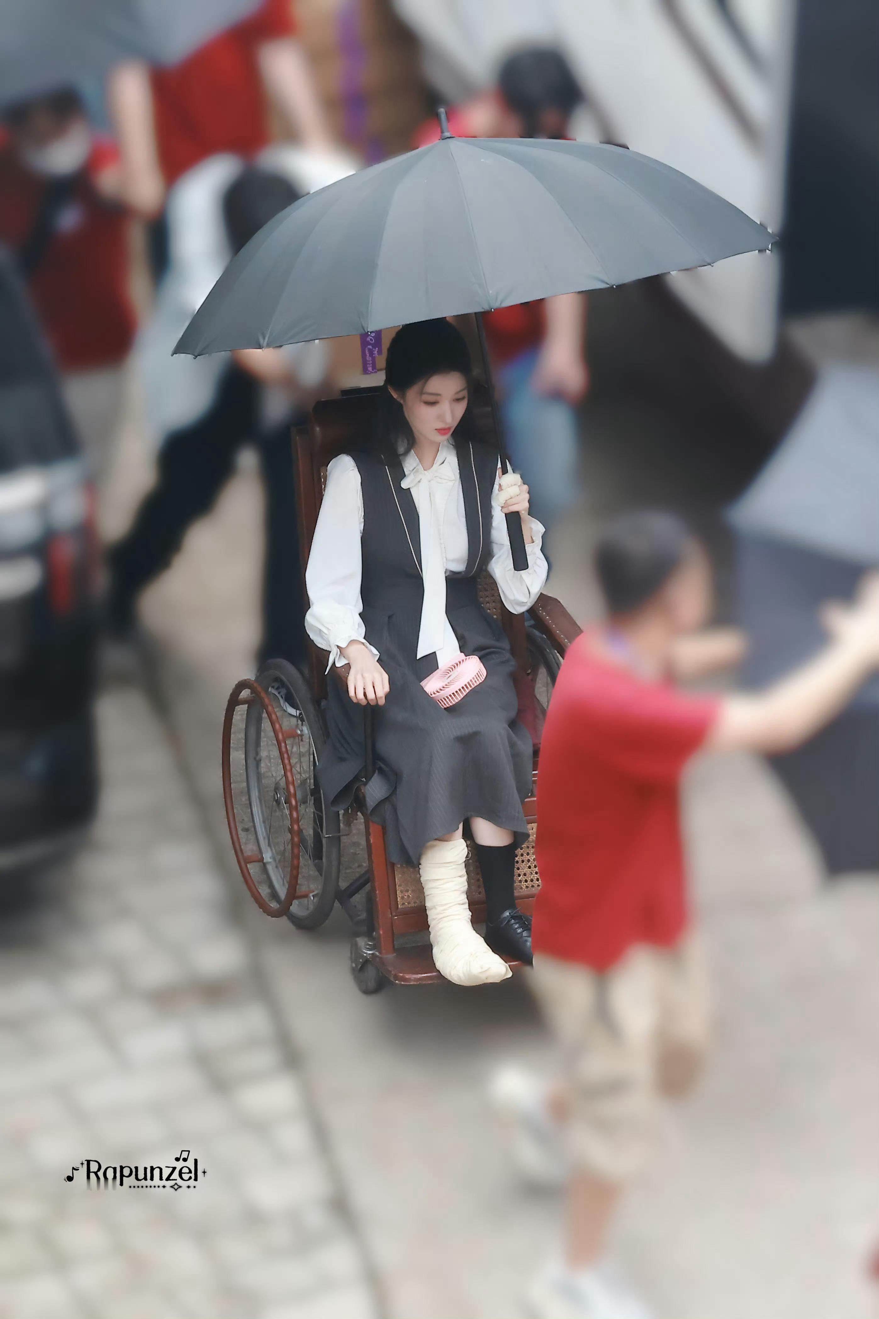 王楚然新剧坐轮椅路透 王楚然民国剧《这一秒》开机，这个造型也太适合她了，温婉大气