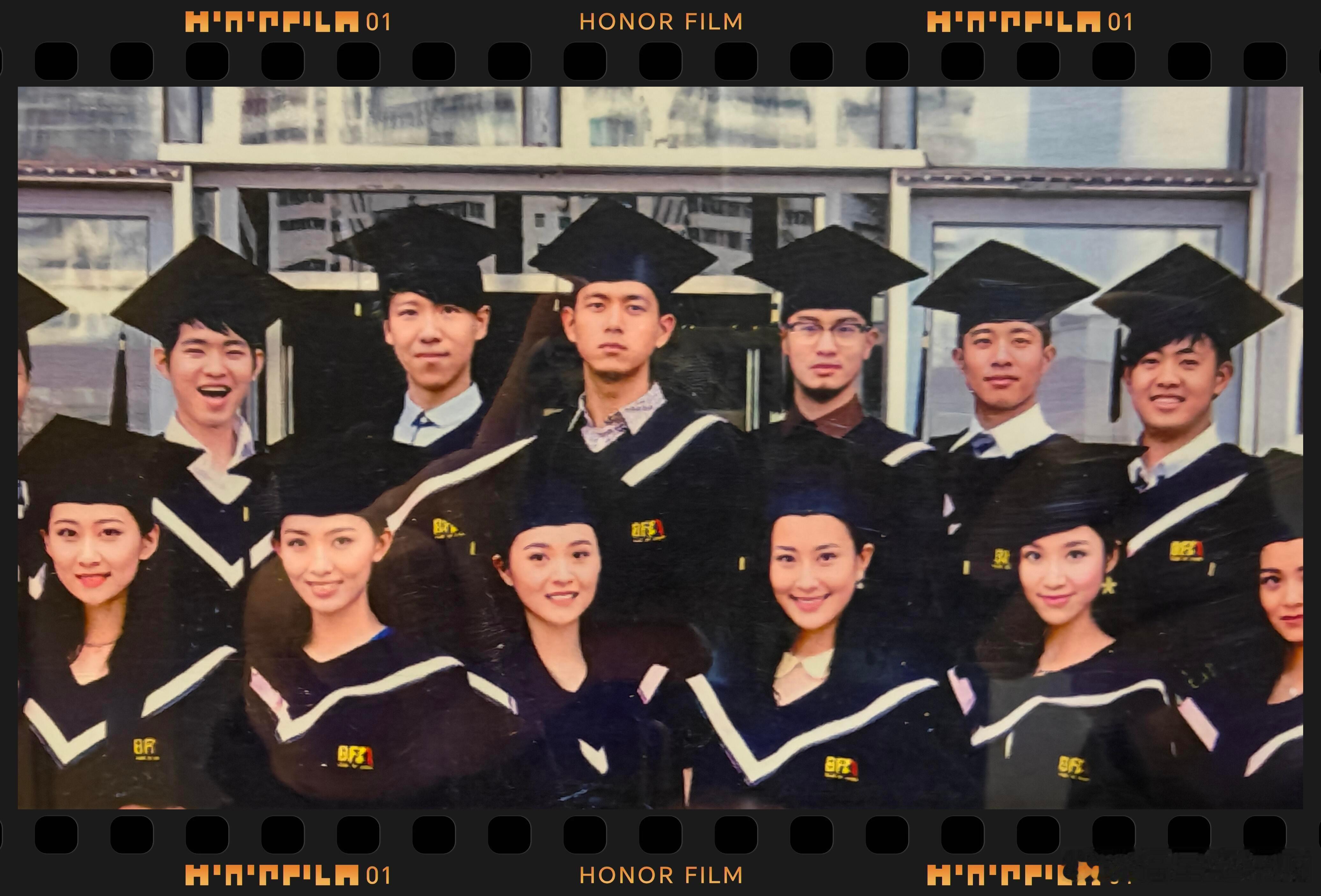 李现的大学毕业照 