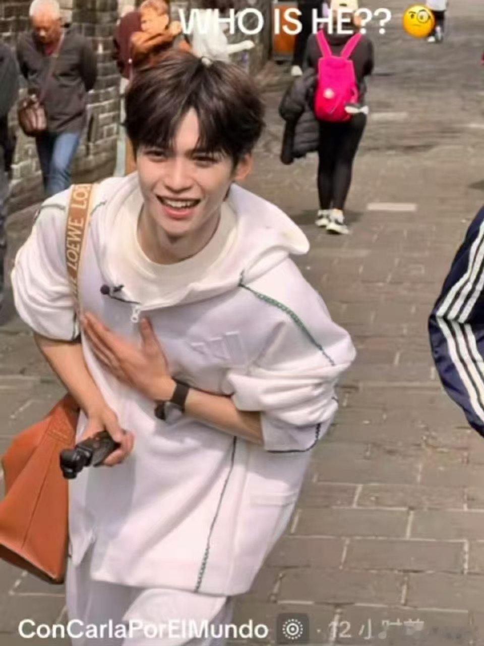 外国游客偶遇梓渝爬长城外国网友长城偶遇梓渝 外国游客偶遇梓渝爬长城，长得太帅了被