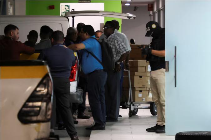 彻底翻脸不认账？巴拿马当局突袭长和办公室，货车拉走大批纸箱。据路透社报道，有消息