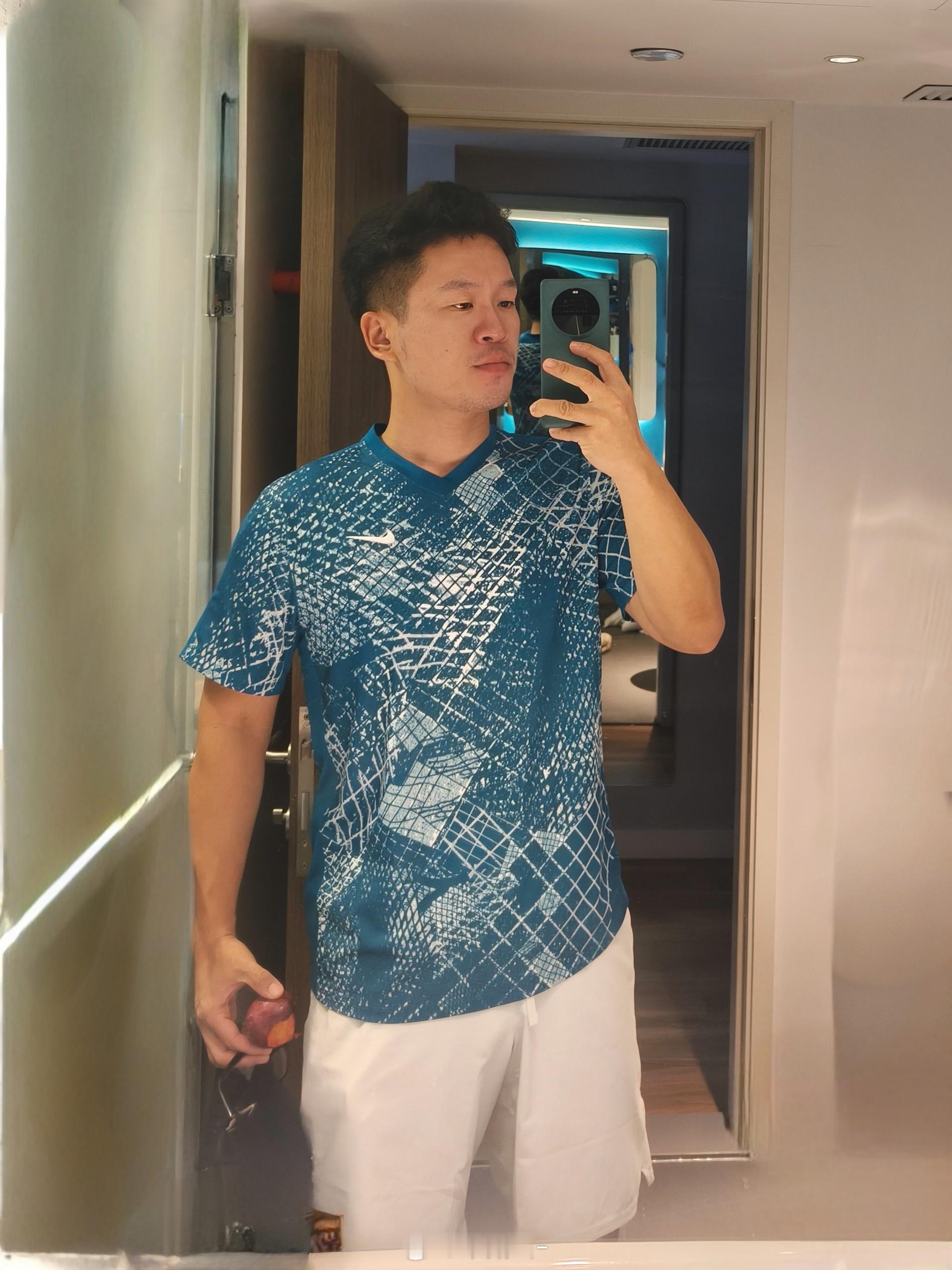 37度 [生病][生病][生病] 新买了一件网球服[鼓掌]在排球馆给手机充电，等