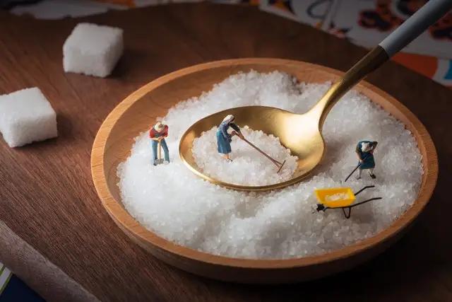 颠覆认知！北大研究：老人吃咸点更长寿？盐分真相大揭秘  
 


    吃咸到