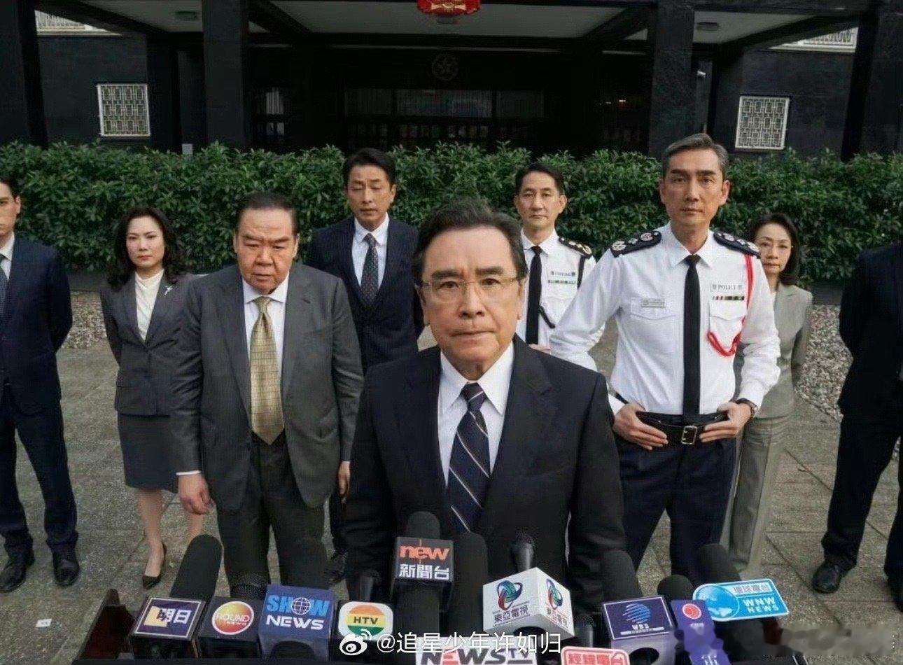 #焚城一石三鸟的顶级阳谋# 《焚城》中特首离港与危机重合，真有这么巧？路演时影迷