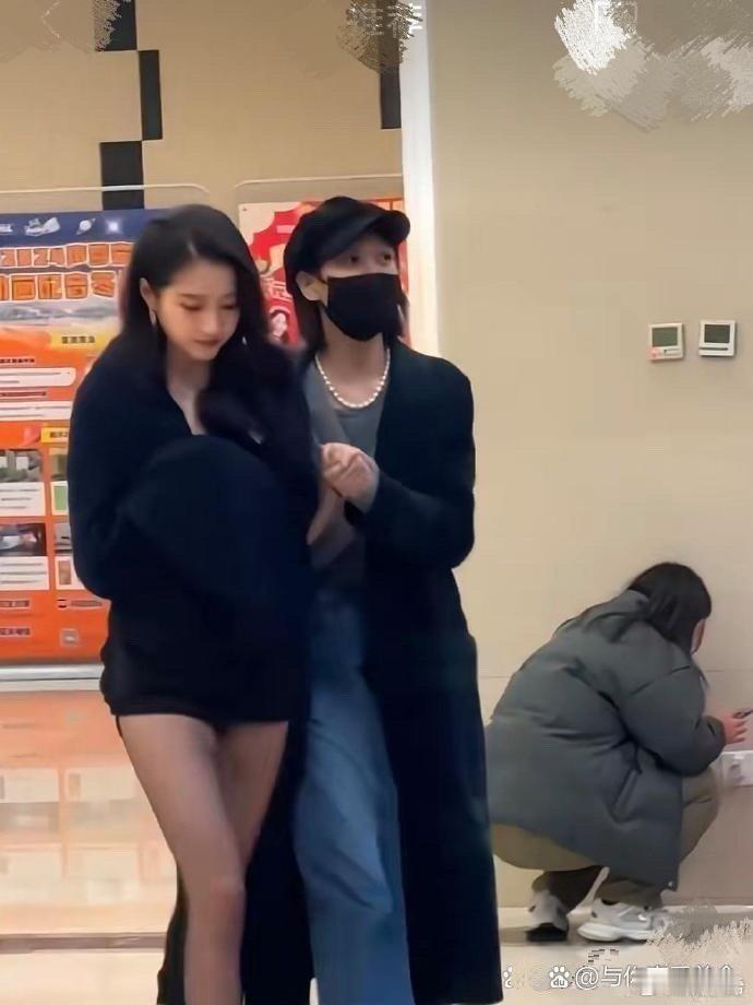 虽然裤子很短，但关晓彤穿起来并不觉得不雅 