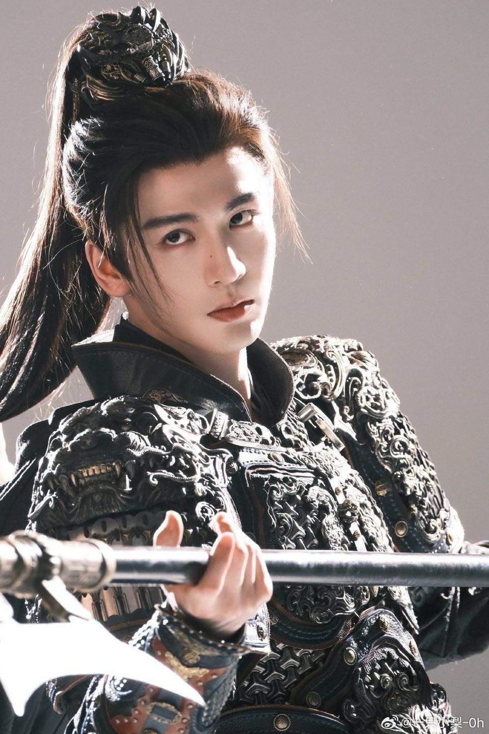 张凌赫靠撒娇训马 张凌赫解锁奇葩训马方式，撒娇讨好全用上，奈何小马油盐不进更暴躁