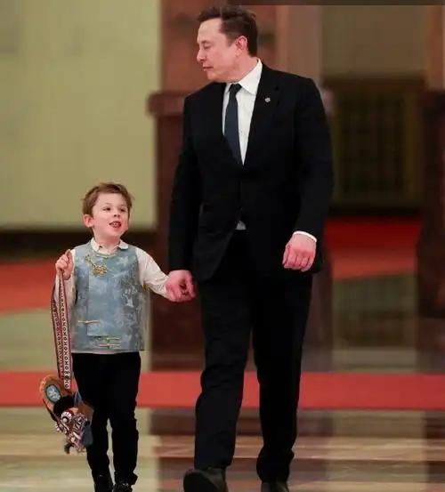 马斯克小儿子的人生被一些人认为是真正的降维打击爽文。
看到马斯克出席在人民大会堂