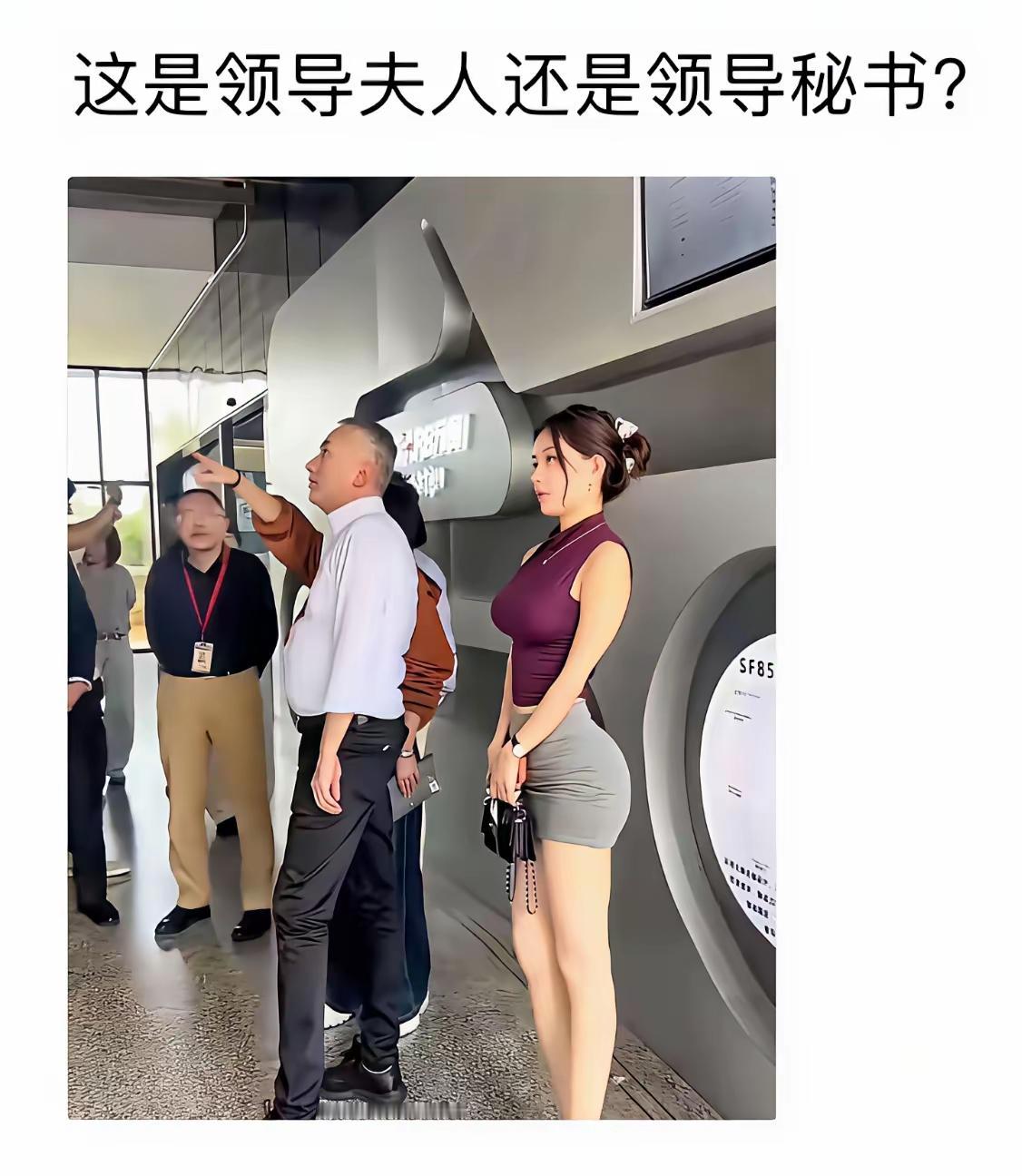 有一个网友说，她看见这张照片后，首先联想到的是江西的李佩霞，然后她又说，自己的联