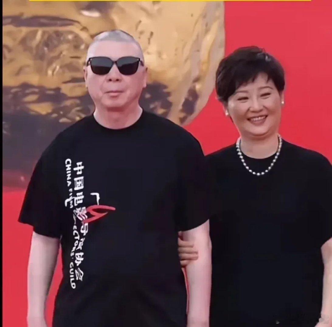冯小刚徐帆夫妇，中国电影导演之夜，二人同走红毯，徐帆一直挽着冯小刚胳膊，采访时还