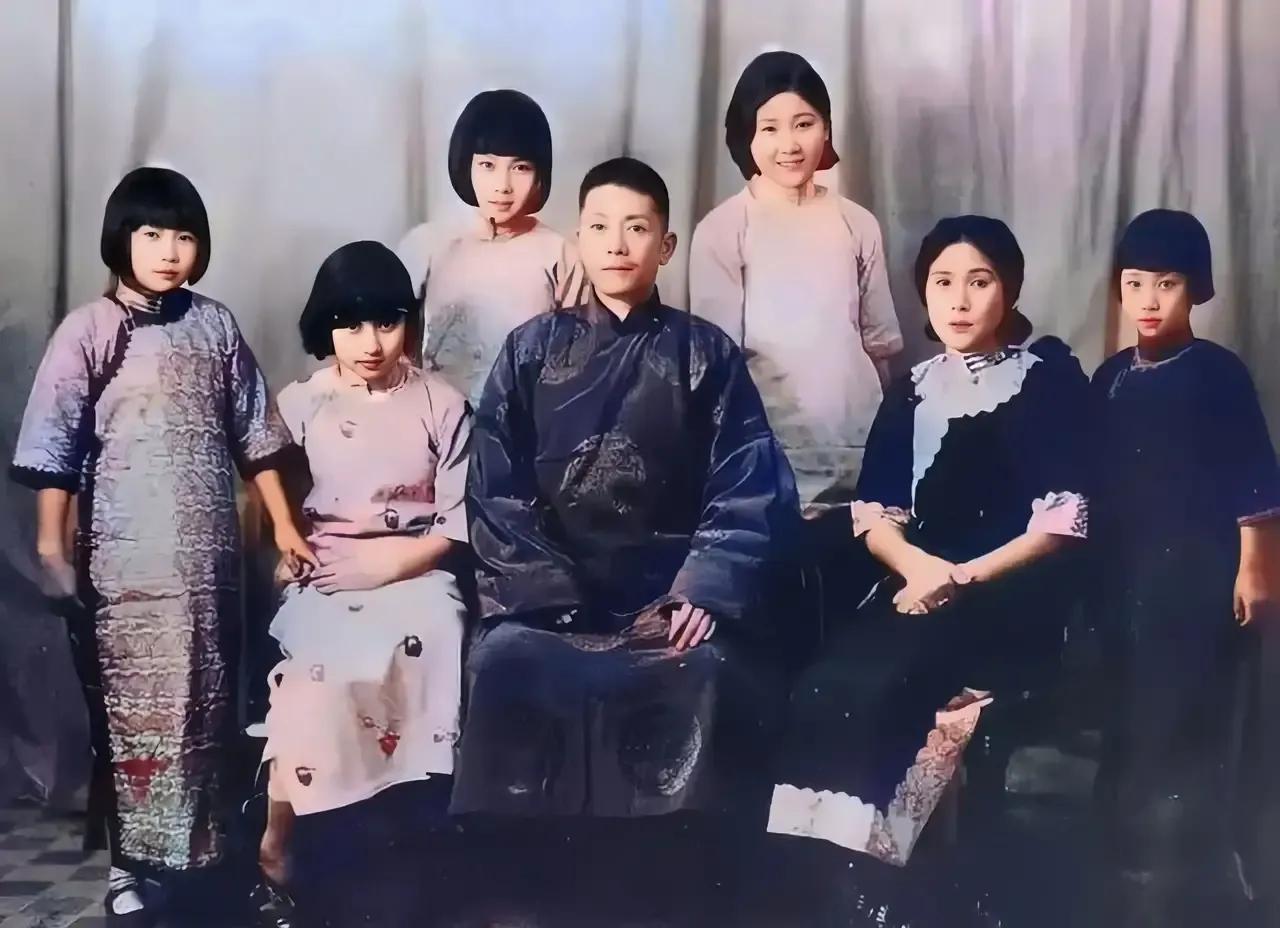 1936年，蒋百里夫妇与五个女儿的一张合影，展现了他们家庭的幸福和美丽。这五个女