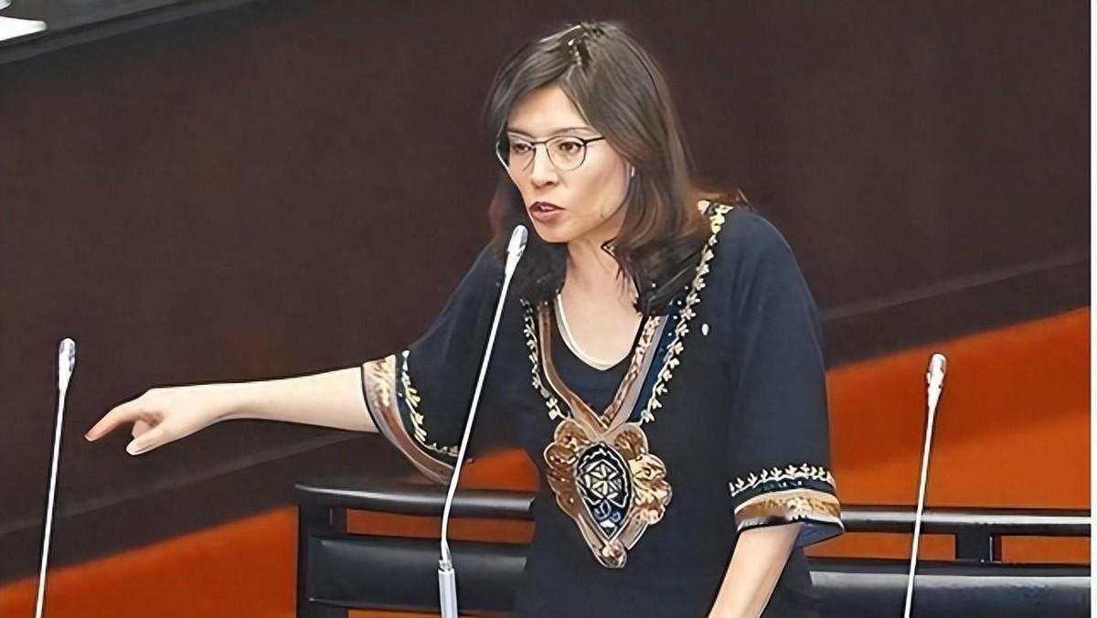 4月7日，郑丽文从台北松山机场出发，途经上海、南京，一路北上直奔北京。

行程第