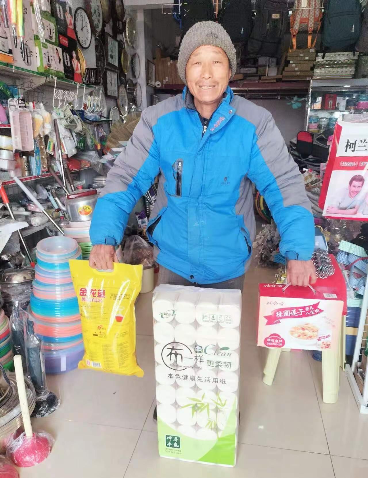 我们组织《最美妈妈》一对一帮扶的家庭，去她们所在的村里商店，领取了三月份所需要的