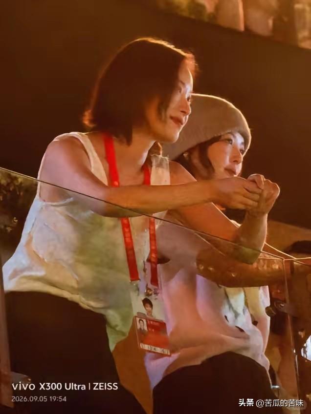 李宇春前天晚上的北京演唱会。
演出还没开始，台下先炸了。
炸的原因：辛芷蕾和倪妮