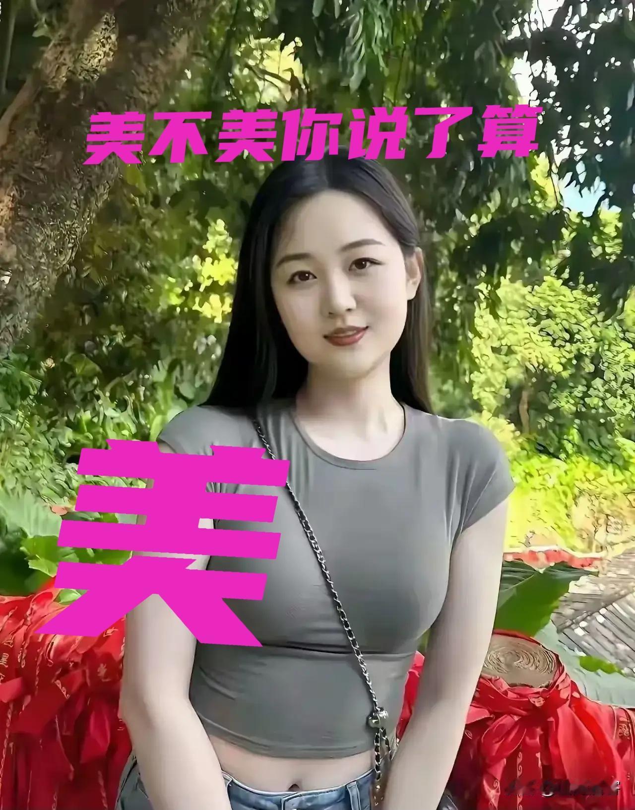 这位姑娘站在树荫下，笑容甜美。欢迎您点评：