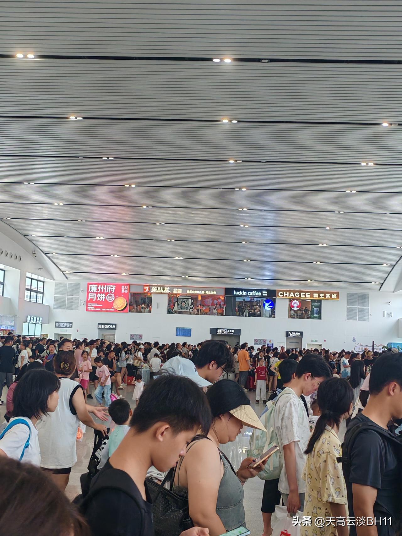 8月8日，北海高铁站人来人往、热闹非凡，站内座无虚席，孩子们嬉笑打闹，甚至直接席