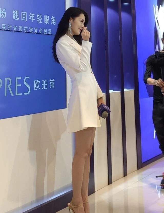 李沁的腿才是真的“直线腿”，穿裙子太短坐下还得用手遮，太美了 ​​​