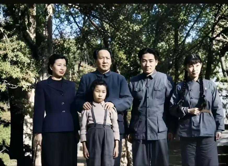 这是毛岸英与未婚妻刘思齐去北平香山看望父亲毛主席的罕见合影，都看看吧，照片中毛主