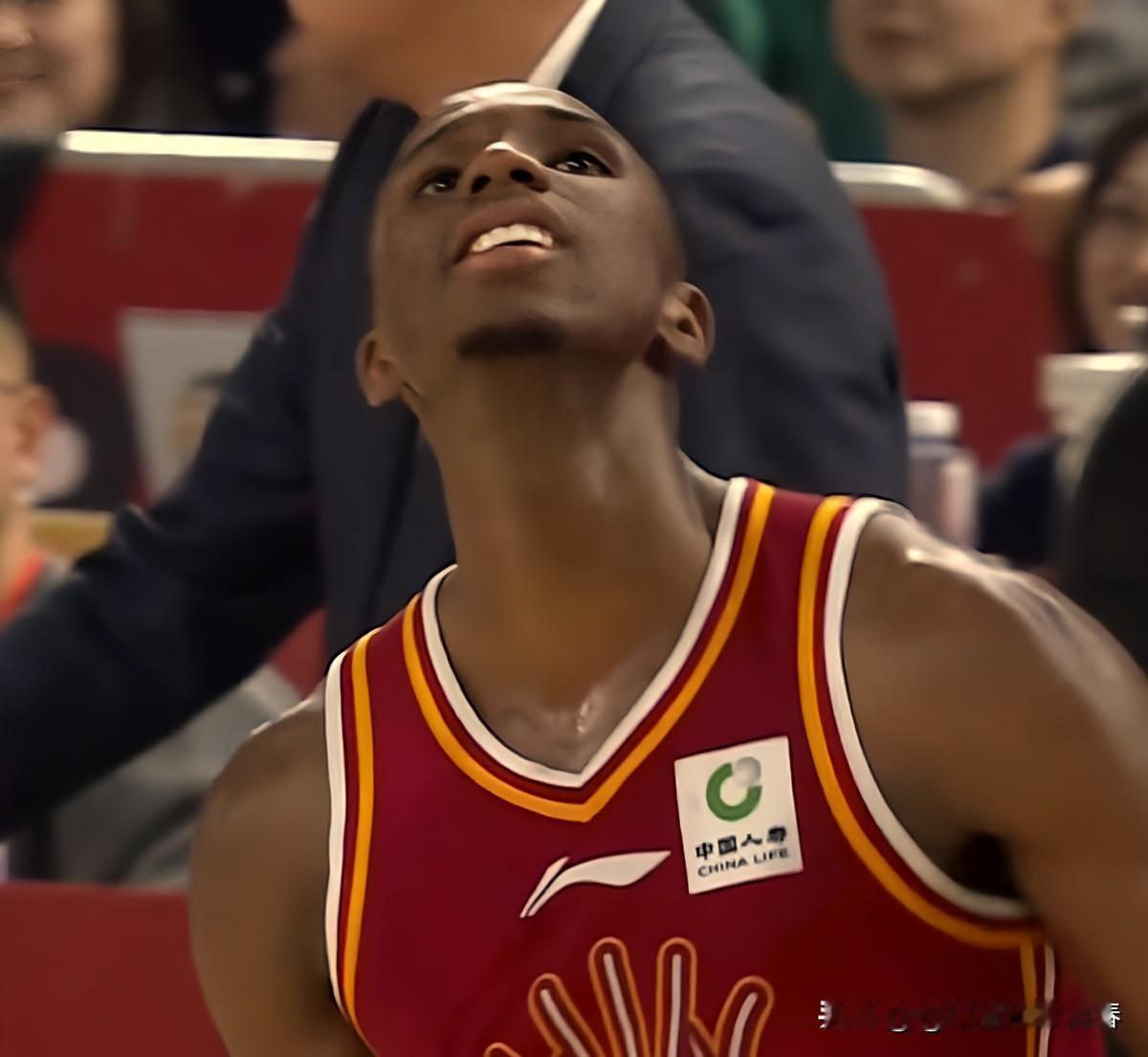 万人接机回来的外援，第一节最后5分钟才被换上场。
这哪是战术安排，这是教练在说“